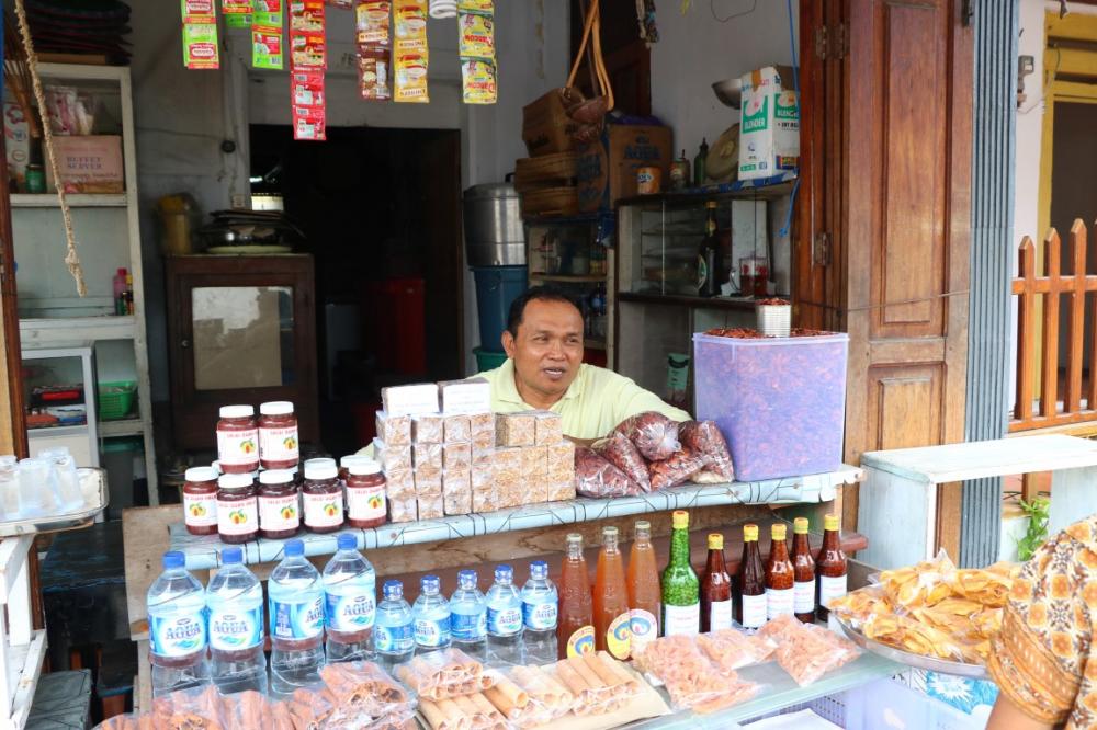 This Banda shop owner is the one that turned us on to the nutmeg candy and syrup
